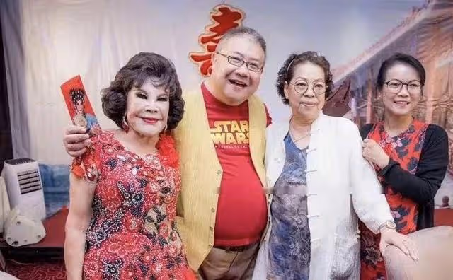 祝福！60歲香港著名男星宣布與內地女友分手，帶新歡出鏡受訪