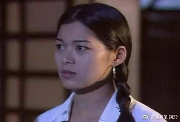 54歲「阿朱」劉錦玲退圈後罕見露面，自信發素顏照，感情生活成謎