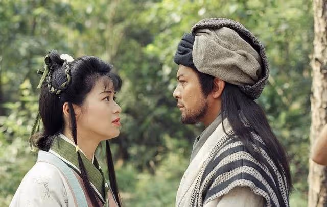 54歲「阿朱」劉錦玲退圈後罕見露面，自信發素顏照，感情生活成謎