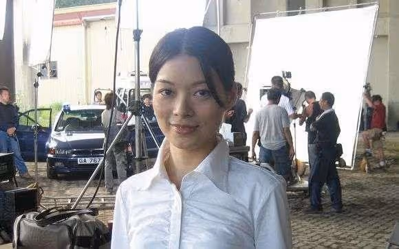 54歲「阿朱」劉錦玲退圈後罕見露面，自信發素顏照，感情生活成謎