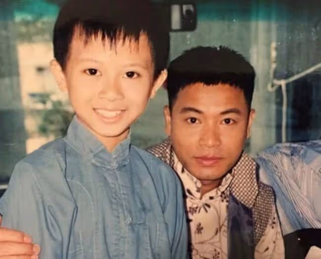 恭喜！29歲知名童星結婚，紋身師女友白髮紅唇，配中式禮服太前衛