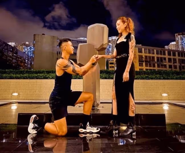 恭喜！29歲知名童星結婚，紋身師女友白髮紅唇，配中式禮服太前衛
