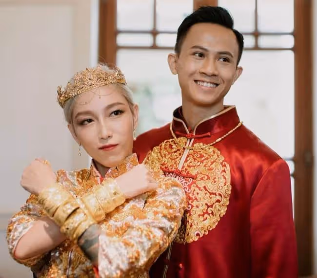 恭喜！29歲知名童星結婚，紋身師女友白髮紅唇，配中式禮服太前衛