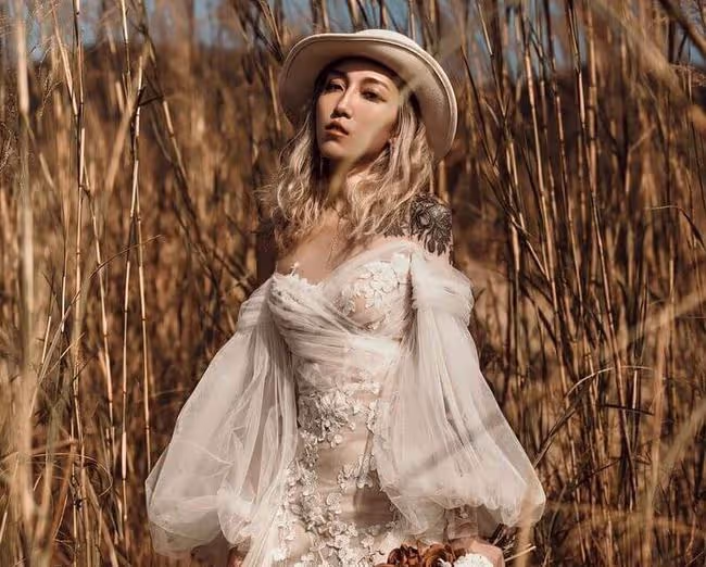 恭喜！29歲知名童星結婚，紋身師女友白髮紅唇，配中式禮服太前衛
