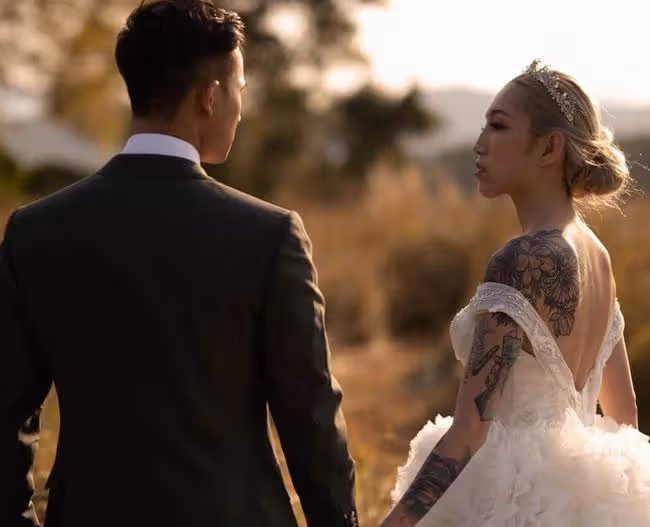 恭喜！29歲知名童星結婚，紋身師女友白髮紅唇，配中式禮服太前衛