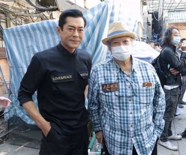 洪金寶拄拐杖現身，被問好友譚詠麟的風波，怒斥網上很多事不能信