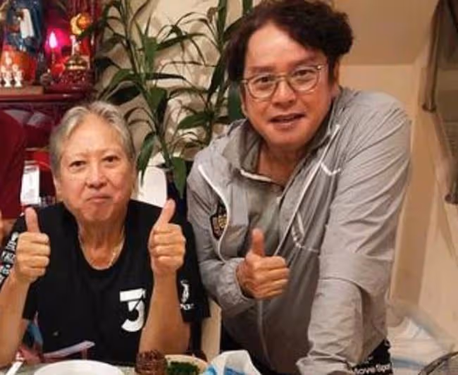 洪金寶拄拐杖現身，被問好友譚詠麟的風波，怒斥網上很多事不能信