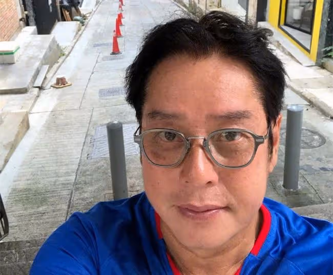 洪金寶拄拐杖現身，被問好友譚詠麟的風波，怒斥網上很多事不能信
