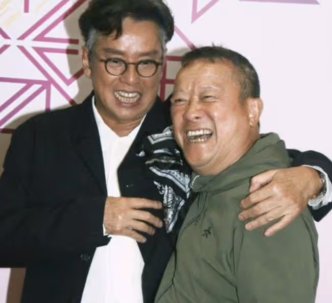 洪金寶拄拐杖現身，被問好友譚詠麟的風波，怒斥網上很多事不能信