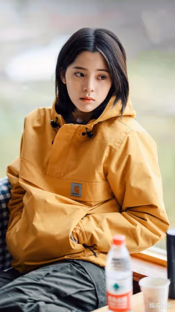 歐陽娜娜的這個造型真驚艷，穿禮服，騎大馬，實現了心中的夢想
