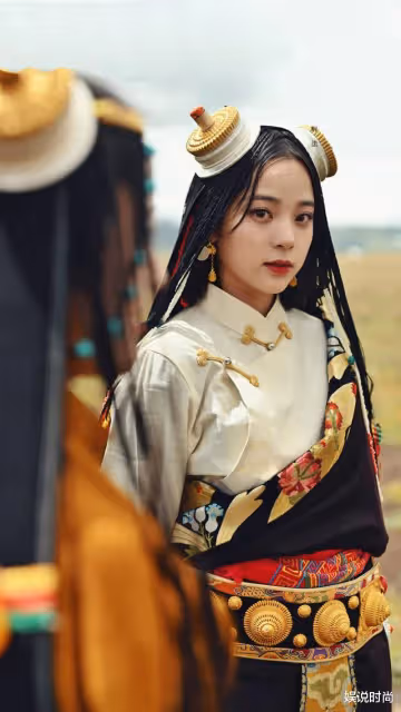 歐陽娜娜的這個造型真驚艷，穿禮服，騎大馬，實現了心中的夢想