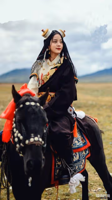 歐陽娜娜的這個造型真驚艷，穿禮服，騎大馬，實現了心中的夢想