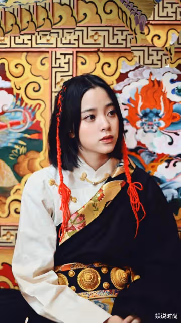歐陽娜娜的這個造型真驚艷，穿禮服，騎大馬，實現了心中的夢想