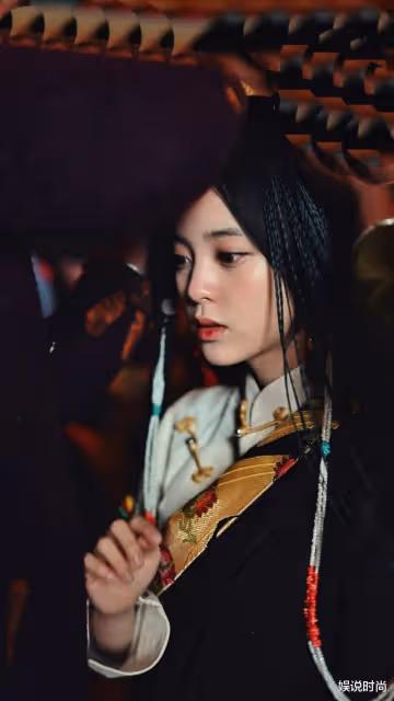 歐陽娜娜的這個造型真驚艷，穿禮服，騎大馬，實現了心中的夢想