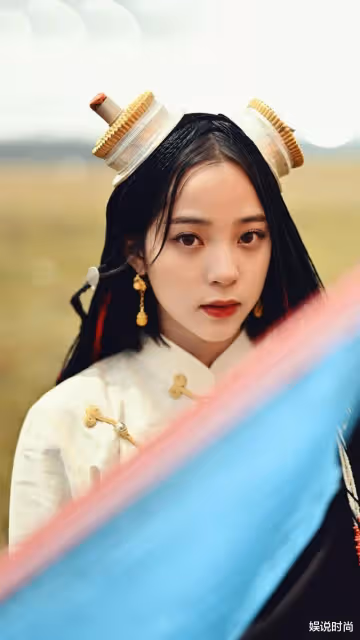 歐陽娜娜的這個造型真驚艷，穿禮服，騎大馬，實現了心中的夢想
