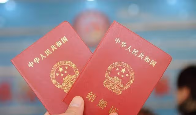 結婚時丈母娘在門口發難，要男方拿50萬給小舅才讓開門，新郎走了