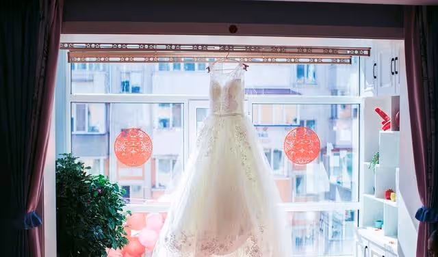 結婚時丈母娘在門口發難，要男方拿50萬給小舅才讓開門，新郎走了