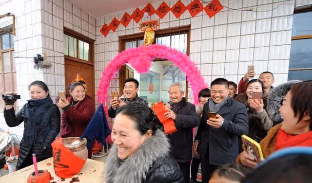 結婚時丈母娘在門口發難，要男方拿50萬給小舅才讓開門，新郎走了