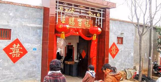 結婚當天，新娘嫌彩禮太少不嫁，親友卻說她做的對