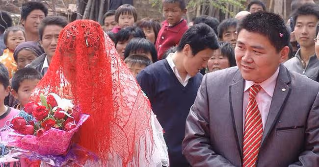 結婚當天，新娘嫌彩禮太少不嫁，親友卻說她做的對