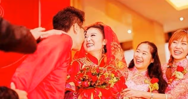 結婚當天鬧洞房，新娘伴娘被趁亂「侵犯」，老公還當和事佬：離婚