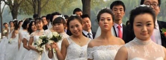 結婚當天鬧洞房，新娘伴娘被趁亂「侵犯」，老公還當和事佬：離婚