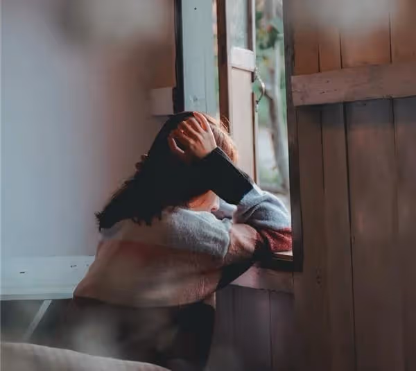 結婚7天，陌生人在婚房外大喊「交房租」，女人發現自己中計了