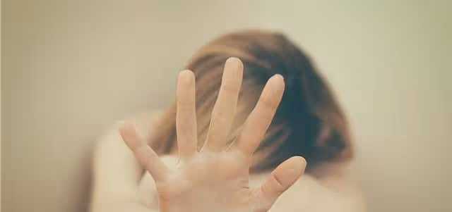 妻子背著丈夫參加前男友生日，男子知道怒砸婚房：你覺得不至於？