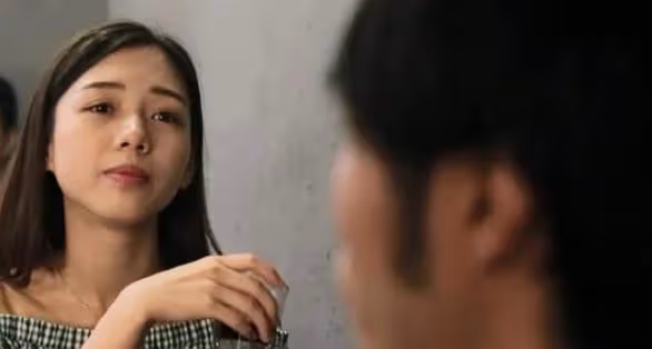 妻子背著丈夫參加前男友生日，男子知道怒砸婚房：你覺得不至於？