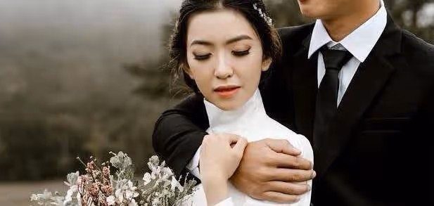 妻子背著丈夫參加前男友生日，男子知道怒砸婚房：你覺得不至於？