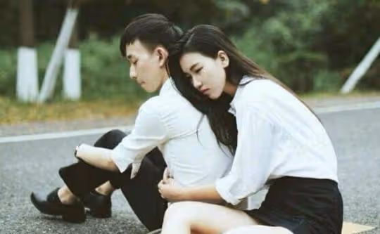 妻子背著丈夫參加前男友生日，男子知道怒砸婚房：你覺得不至於？