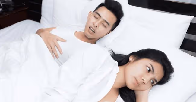 妻子和閨蜜男友約會被丈夫發現，丈夫攜手閨蜜冷靜處理，凈身出戶