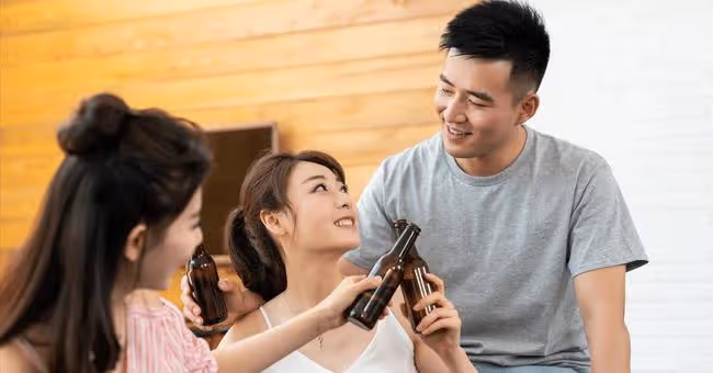 妻子和閨蜜男友約會被丈夫發現，丈夫攜手閨蜜冷靜處理，凈身出戶