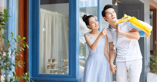 妻子和閨蜜男友約會被丈夫發現，丈夫攜手閨蜜冷靜處理，凈身出戶