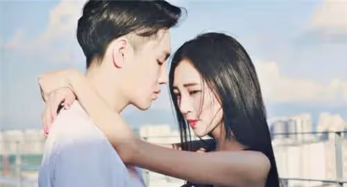 妻子出軌初戀情人，丈夫假裝不知道，多年後吐露：我恨她也愛她