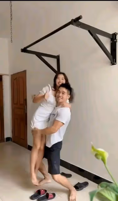 女生想要通過引體向上減肥，男友說做一個吻一下，網友：這也能秀