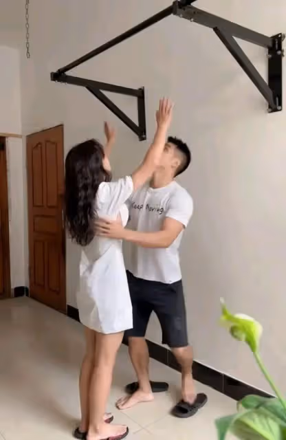 女生想要通過引體向上減肥，男友說做一個吻一下，網友：這也能秀