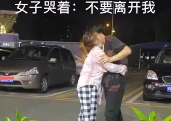 女孩跪求男友不要分手，男友淚崩：你媽要30萬彩禮，我娶不起你！