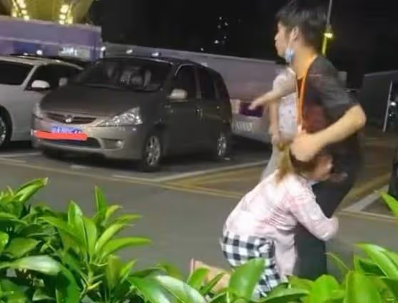 女孩跪求男友不要分手，男友淚崩：你媽要30萬彩禮，我娶不起你！