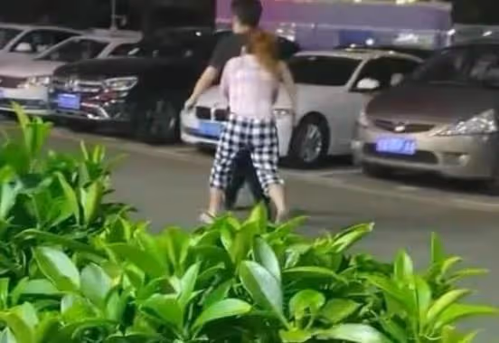 女孩跪求男友不要分手，男友淚崩：你媽要30萬彩禮，我娶不起你！