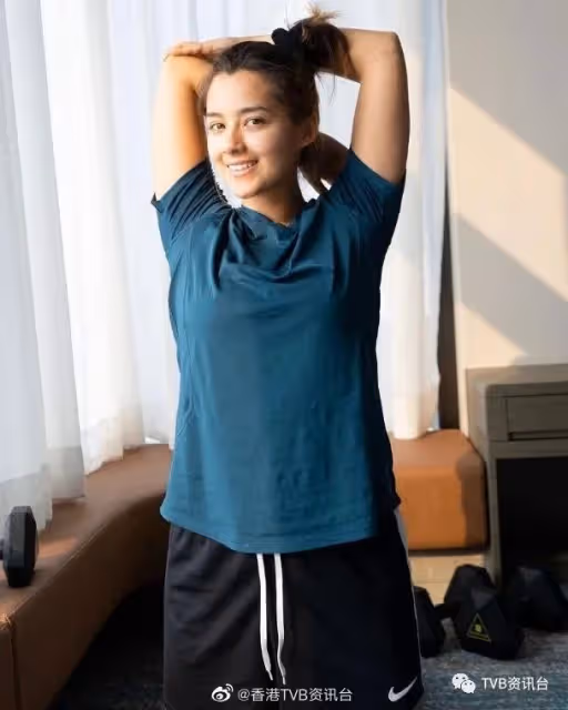 奇聞｜26歲TVB港姐冠軍第一次親自化妝　唇膏都可以塗出界