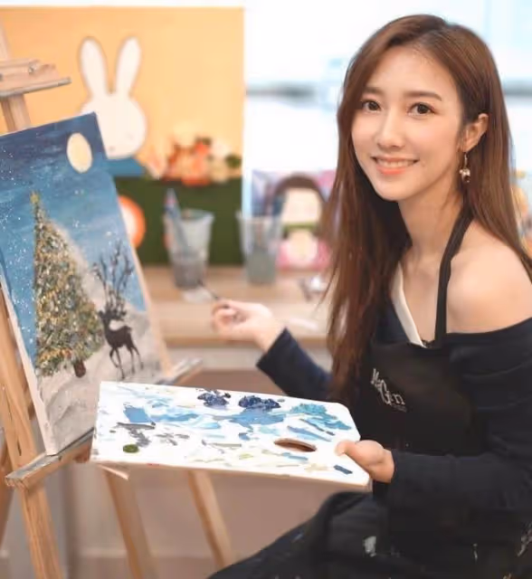 身價倍增？TVB小花何依婷秘密換50萬新車，新豪宅可觀維港煙花