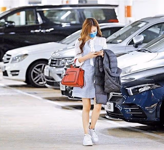 身價倍增？TVB小花何依婷秘密換50萬新車，新豪宅可觀維港煙花