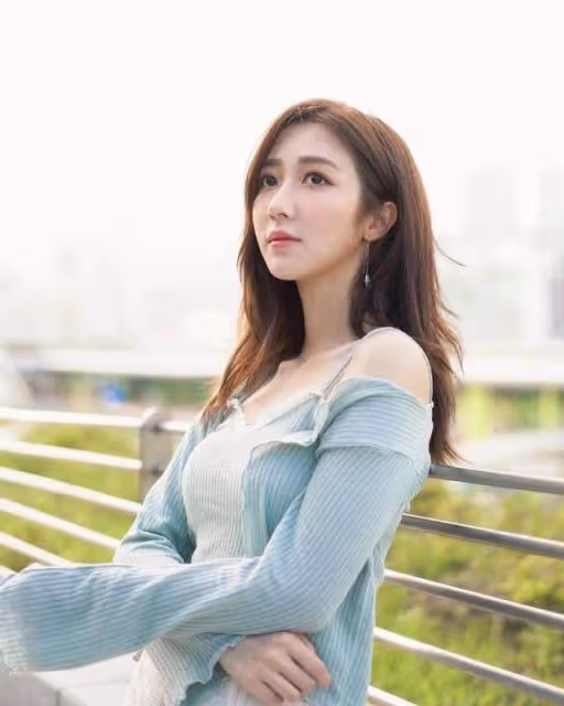 身價倍增？TVB小花何依婷秘密換50萬新車，新豪宅可觀維港煙花