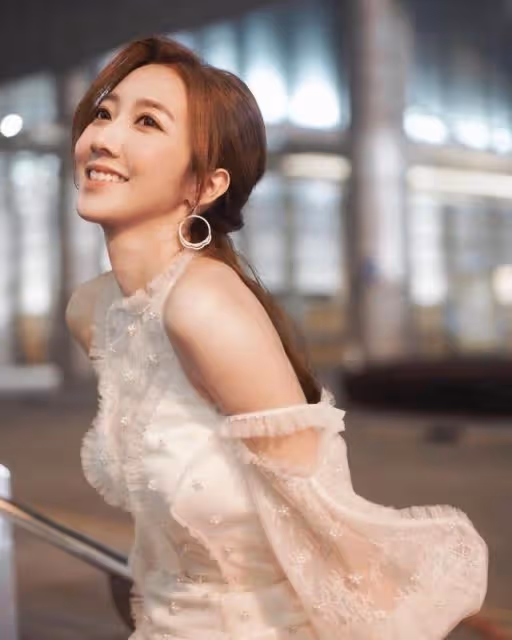 身價倍增？TVB小花何依婷秘密換50萬新車，新豪宅可觀維港煙花