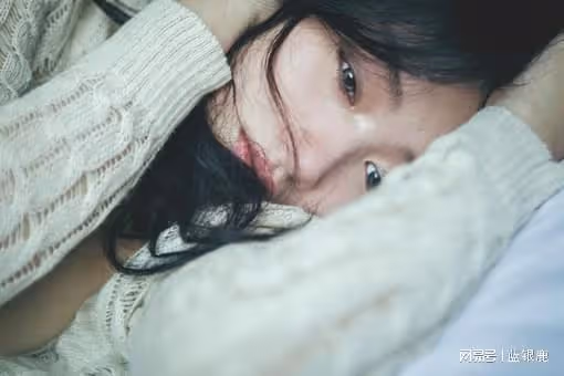 老婆偷摸地上床，用手摟住我的腰，我很反感，甩開她的手，她哭了