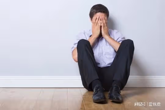 發現妻子帶女兒和男人吃飯，舉止很親密，我衝過去打妻子一巴掌