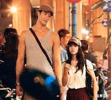 當年錦榮與蔡依林已經談了五年戀愛,錦榮向蔡依林求婚時,拿出一份協議