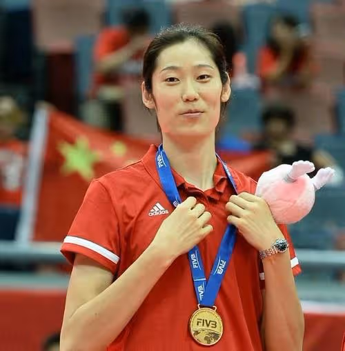 恭喜，中國女排隊長喜迎27歲生日，帥氣偶像主動送祝福，人生贏家