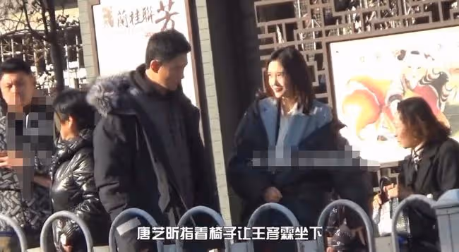 唐藝昕復出後進組拍戲,冷風中瑟瑟發抖很敬業,和王彥霖有說有笑氣氛超好